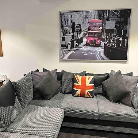 Stunning Flat With Parking Free Near Sutton Station Apartment Cheam Luaran gambar