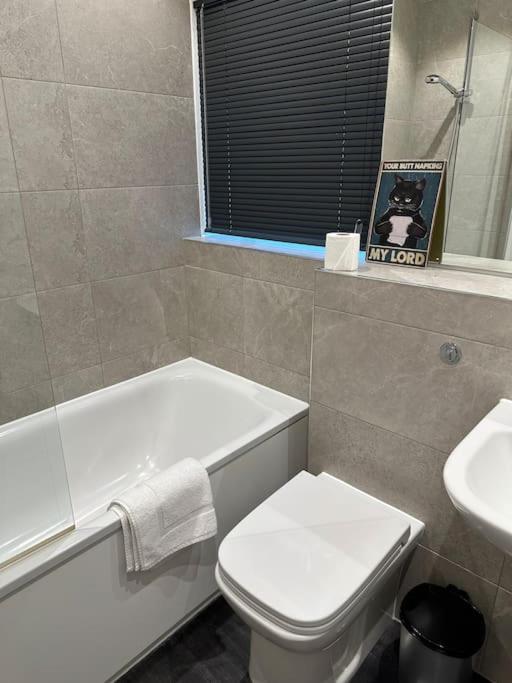 Stunning Flat With Parking Free Near Sutton Station Apartment Cheam Luaran gambar