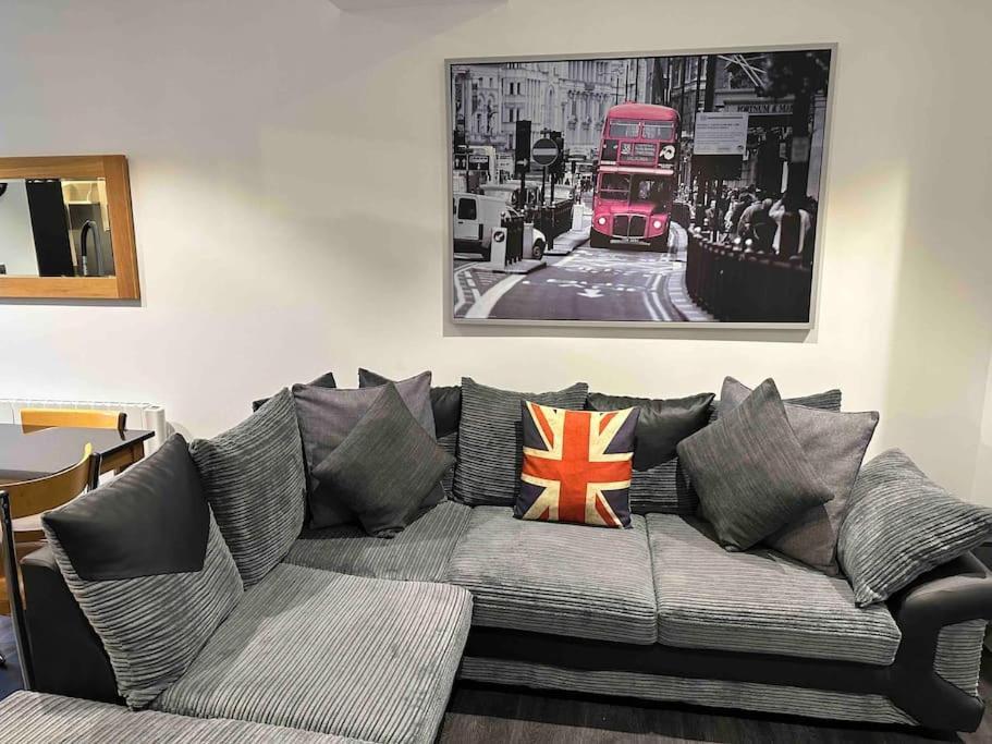 Stunning Flat With Parking Free Near Sutton Station Apartment Cheam Luaran gambar