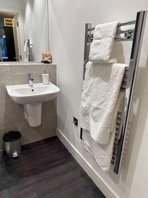 Stunning Flat With Parking Free Near Sutton Station Apartment Cheam Luaran gambar